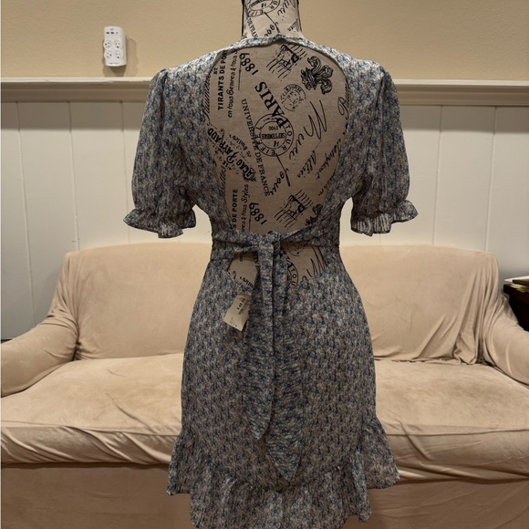 NWT Light spring blue floral dress. Great for Spring Break or Graduation - Picture 2 of 9